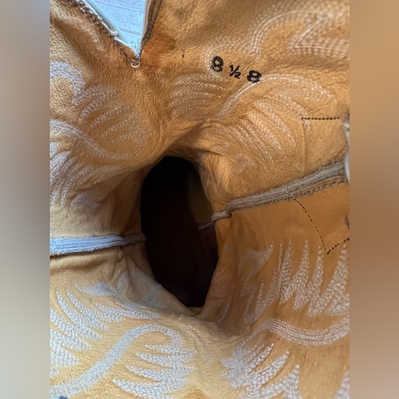 Diego’s Boots 8.5 - Picture 3 of 10